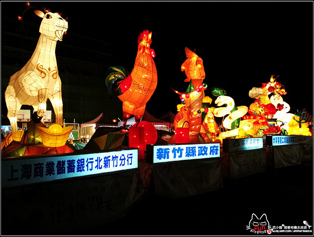 【新埔】不可錯過的視覺饗宴，中華第一龍重慶銅梁火龍，在新埔燈會磅礡登場，舞龍搭配1500度燒熔的鐵水，拍打飛濺在夜空，瞬間化身為華麗又震撼的火雨震撼度破表