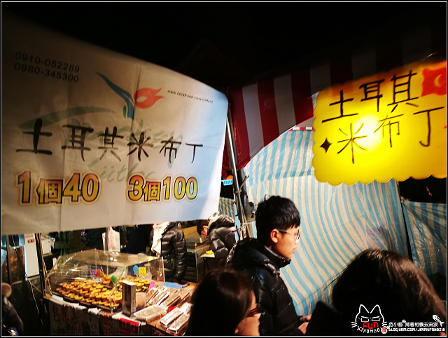 【新埔】不可錯過的視覺饗宴，中華第一龍重慶銅梁火龍，在新埔燈會磅礡登場，舞龍搭配1500度燒熔的鐵水，拍打飛濺在夜空，瞬間化身為華麗又震撼的火雨震撼度破表