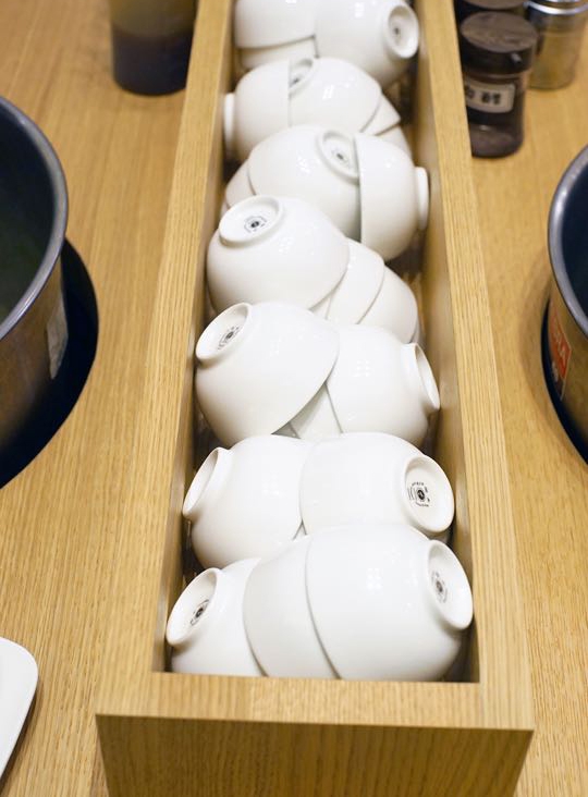 【台南自助餐－東區】好田和洋料理自助餐｜新店報到！IKEA X無印良品風，平價與質感也能相提並論。各式義大利麵|燉飯|Pizza|熱炒|烤物|咖啡果汁|兒童遊戲區