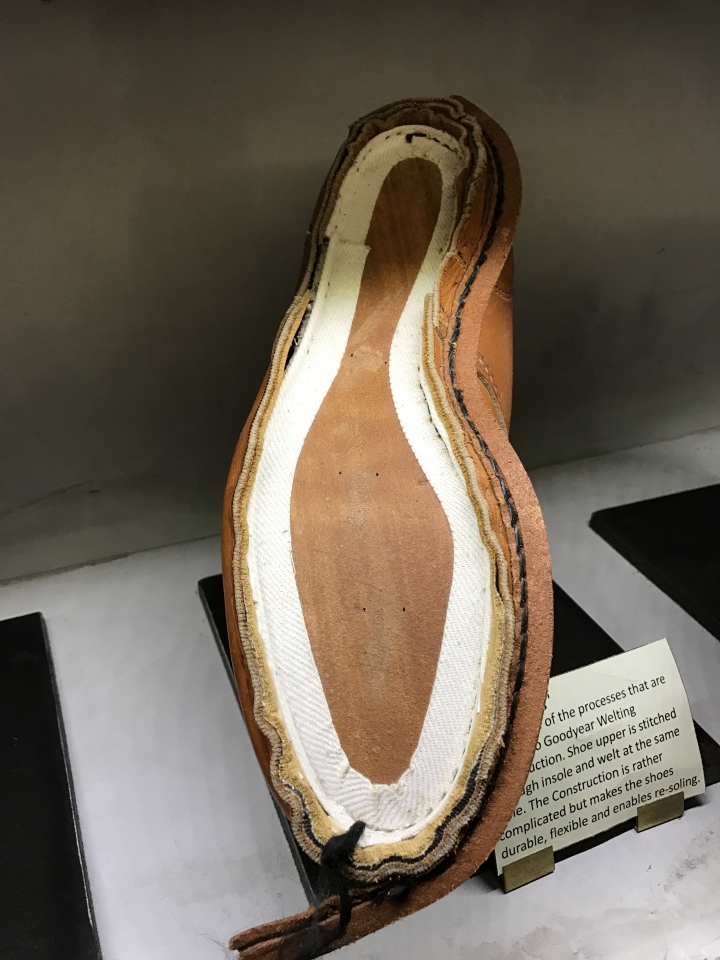 [蘭以秋芳] 一雙色碼 #CF7900 的工作靴 9877