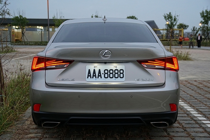 2017 IS200t F-Sport 小開箱＆換胎/鍍膜/隔熱紙/交車、回廠狀況分享（圖多）