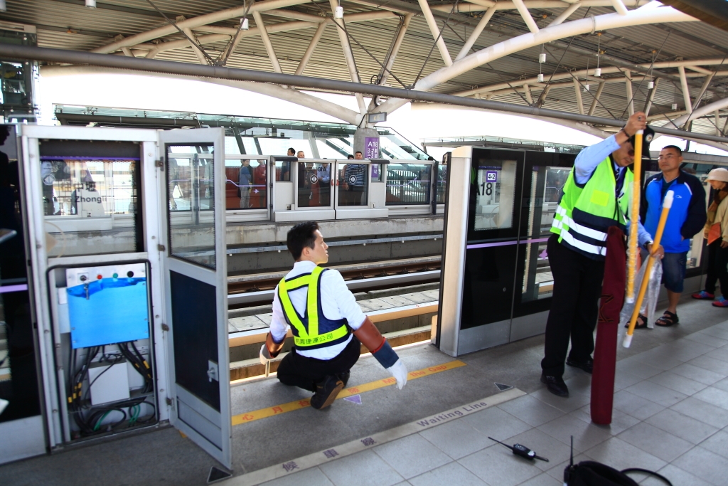 今天機場捷運嚐鮮發生的小插曲,感謝A18站熱心的站長幫忙拾取手機