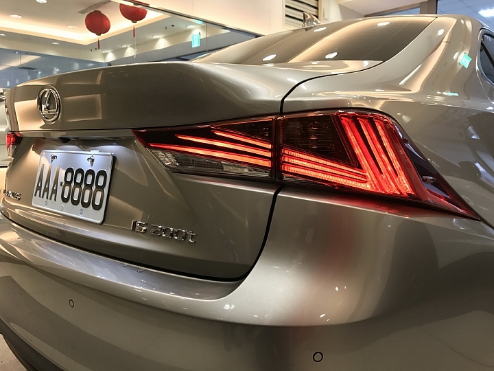 2017 IS200t F-Sport 小開箱＆換胎/鍍膜/隔熱紙/交車、回廠狀況分享（圖多）