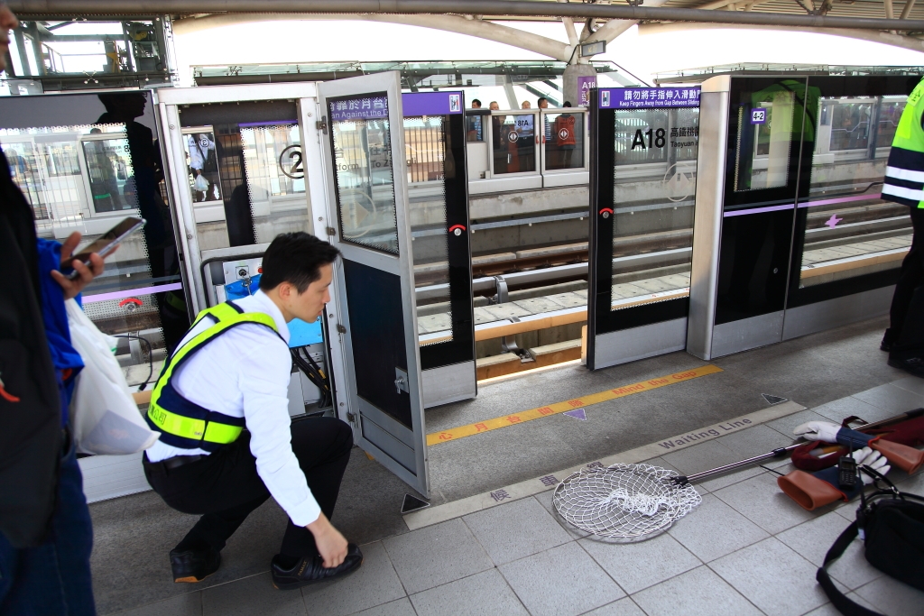 今天機場捷運嚐鮮發生的小插曲,感謝A18站熱心的站長幫忙拾取手機