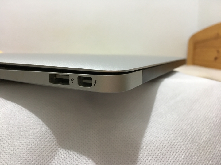 求救！MacBook Air 電池嚴重膨漲是正常現象？