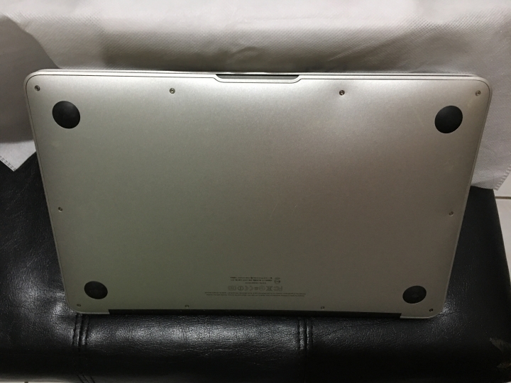 求救！MacBook Air 電池嚴重膨漲是正常現象？