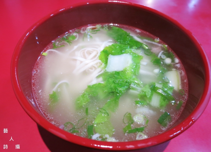 大骨熬湯頭搭配軟Q豬腳的豬腳麵.陳記外省麵