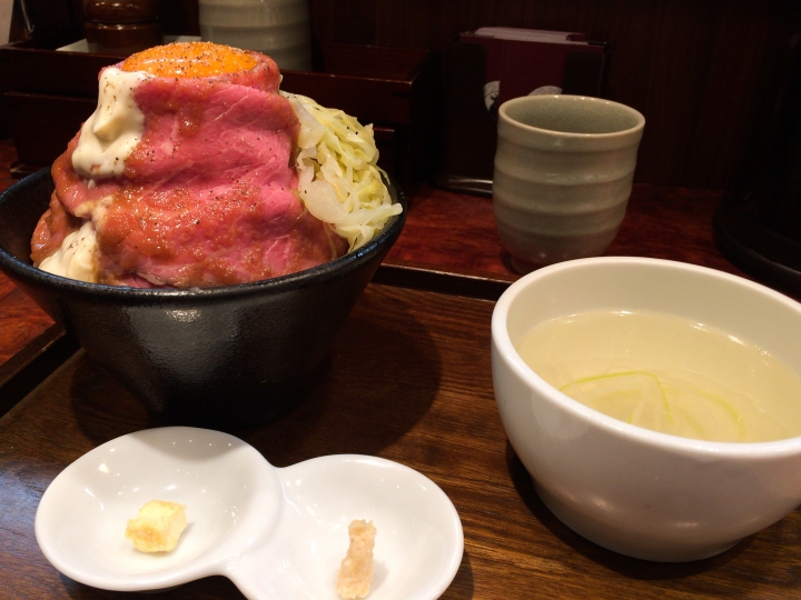 【美食。食記】東京 秋葉原 牛肉多汁 風味樸實 ローストビーフ大野 擠的有點過份的牛肉塔 牛丼 牛肉飯 烤牛肉 牛排