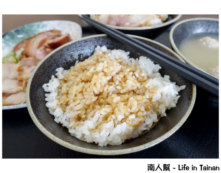 【台南中西區-美食】鴨油拌飯│鵝肉丸湯│櫻桃鴨油脂豐富肉質細嫩│卡滋脆皮燒肉~肥記港式燒鵝