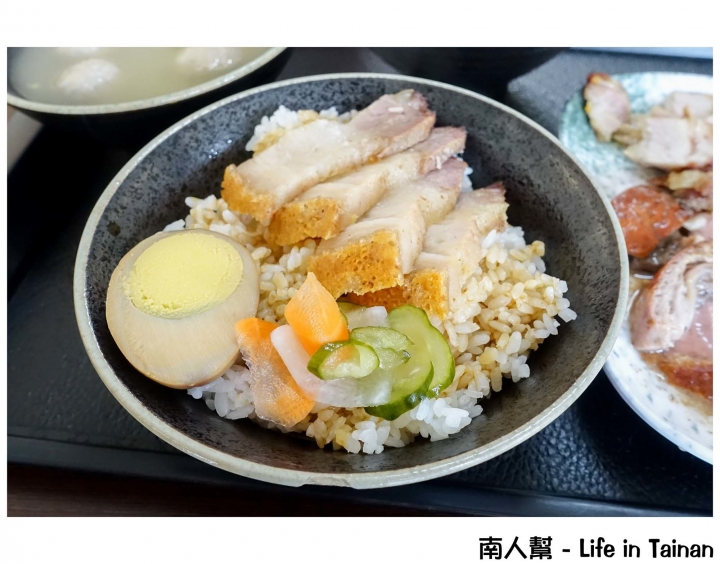 【台南中西區-美食】鴨油拌飯│鵝肉丸湯│櫻桃鴨油脂豐富肉質細嫩│卡滋脆皮燒肉~肥記港式燒鵝