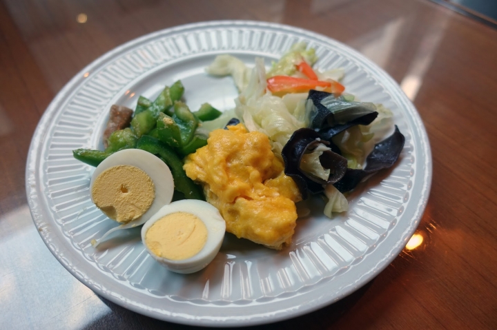 [食記] 高雄 佳適旅舍Jia's Inn。在小酒館的氛圍裡吃早餐