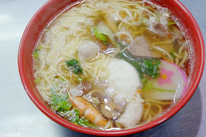 【南機場夜市】康師傅海鮮什錦麵疙瘩，料多味美好滋味