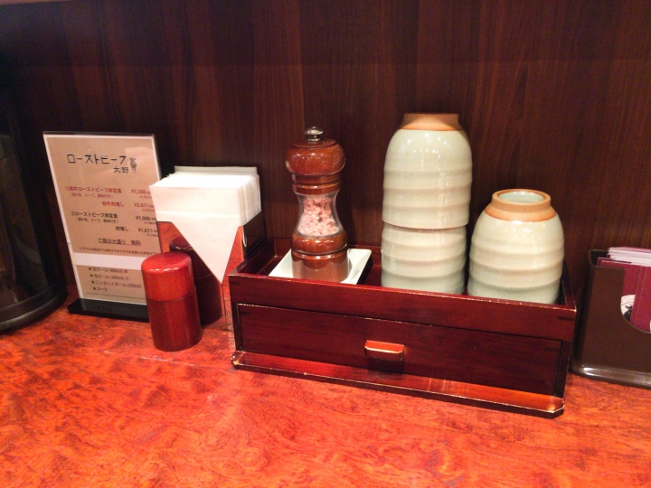 【美食。食記】東京 秋葉原 牛肉多汁 風味樸實 ローストビーフ大野 擠的有點過份的牛肉塔 牛丼 牛肉飯 烤牛肉 牛排