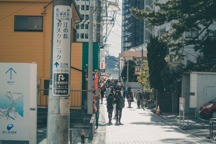 【行程。遊記】神奈川 江之島 被招待非業配的午後小旅行 青春與海的潮歌  湘南寶石 湘南の宝石 江之島光色祭典 伴手禮 餐廳 吃飯 古蹟 景點 推薦 車票