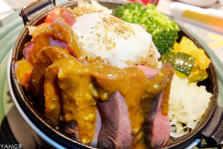 【捷運市政府站】 CooKBEEF 酷必五星級牛排飯，王品新品牌滿足肉食控