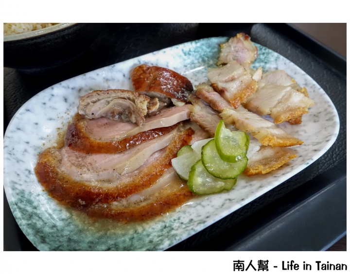 【台南中西區-美食】鴨油拌飯│鵝肉丸湯│櫻桃鴨油脂豐富肉質細嫩│卡滋脆皮燒肉~肥記港式燒鵝