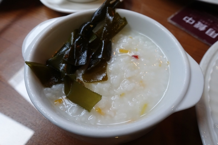 [食記] 高雄 佳適旅舍Jia's Inn。在小酒館的氛圍裡吃早餐