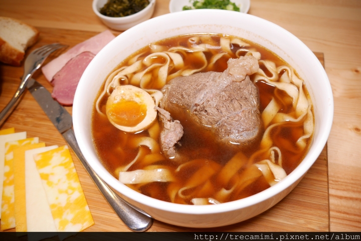 【食記】高雄慢牛-韓風裝潢中吃一碗牛肉麵，牛味十足的小清新，牛肉創意料理無國界！寵物友善推薦餐廳