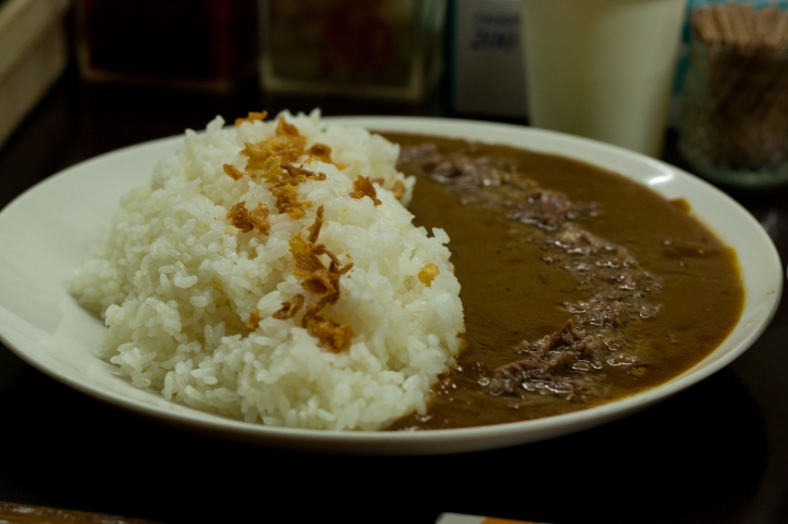 【美食。食記】東京 新大久保 致那些日漸凋零的老味道(5) 牛すじカレー 小さなカレー家 咖哩飯 推薦 髒髒的日本米其林二星