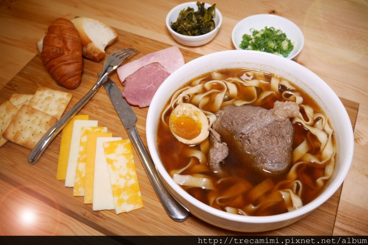 【食記】高雄慢牛-韓風裝潢中吃一碗牛肉麵，牛味十足的小清新，牛肉創意料理無國界！寵物友善推薦餐廳