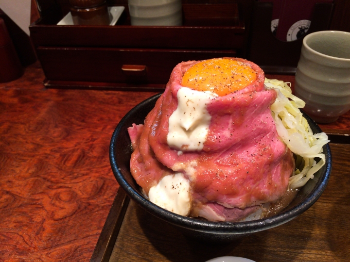 【美食。食記】東京 秋葉原 牛肉多汁 風味樸實 ローストビーフ大野 擠的有點過份的牛肉塔 牛丼 牛肉飯 烤牛肉 牛排
