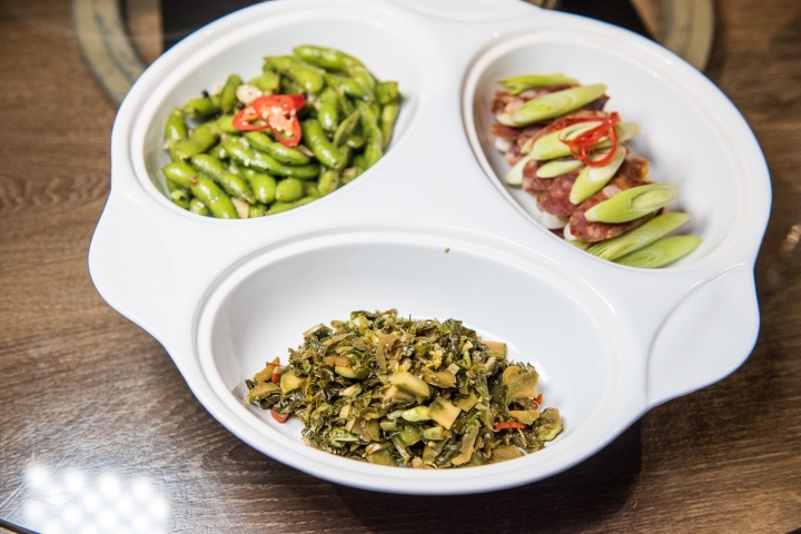 食-台北｜南村 私廚。小酒棧(2訪)｜全新推出的桌菜菜單，同樣令人滿意｜終於如願吃到河南蒸麵｜人多吃更有感