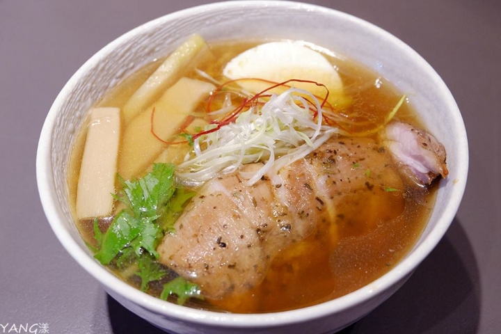 【拉麵】樂麵屋厚切叉燒煮干醬油拉麵，北台灣要吃煮干拉麵就是這碗