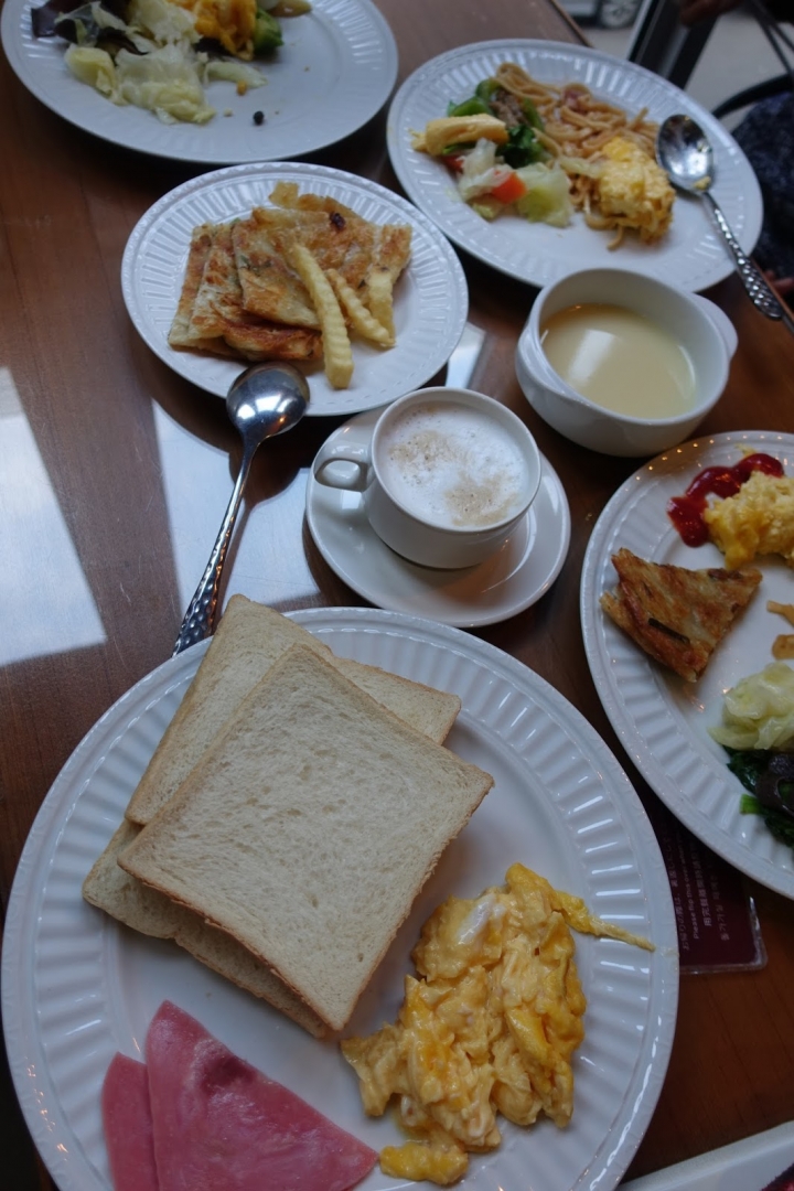 [食記] 高雄 佳適旅舍Jia's Inn。在小酒館的氛圍裡吃早餐