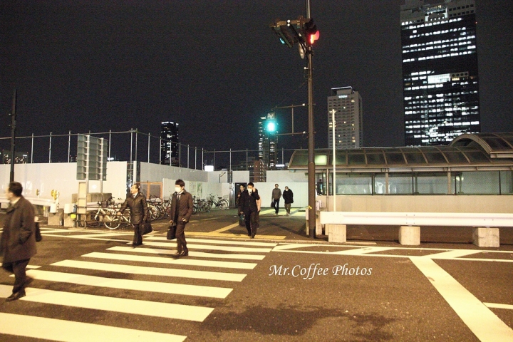 《藍天大廈》星空地板 + 戶外觀景台，夜景絕美感受！