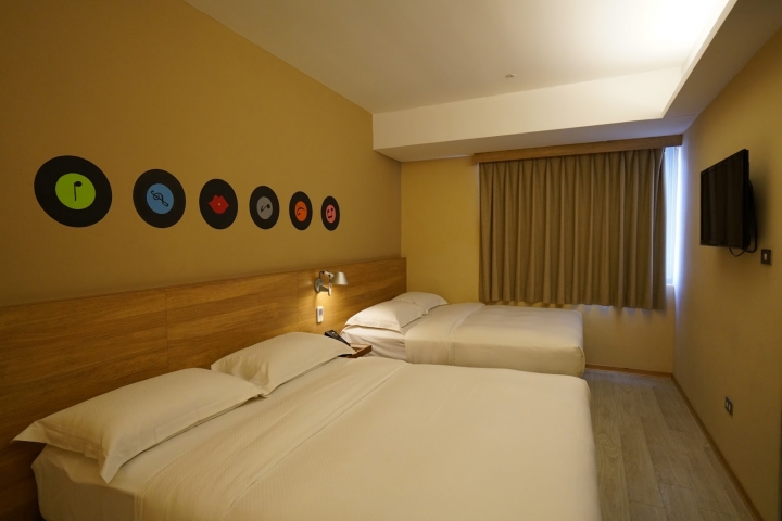 高雄。佳適旅舍Jia's Inn(六合館)。高CP值溫馨家庭房。新穎舒適(捷運市議會站)