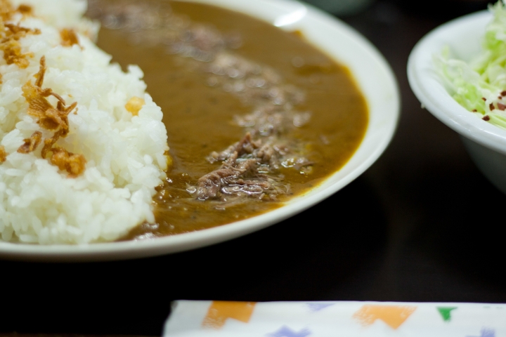 【美食。食記】東京 新大久保 致那些日漸凋零的老味道(5) 牛すじカレー 小さなカレー家 咖哩飯 推薦 髒髒的日本米其林二星