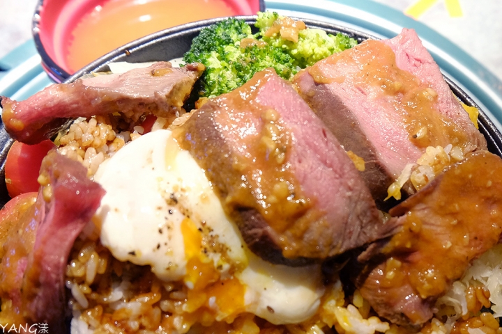 【捷運市政府站】 CooKBEEF 酷必五星級牛排飯，王品新品牌滿足肉食控