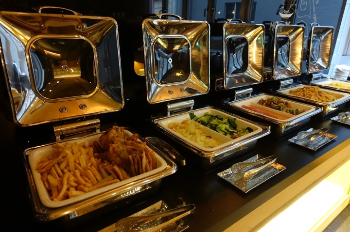 [食記] 高雄 佳適旅舍Jia's Inn。在小酒館的氛圍裡吃早餐