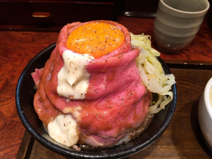 【美食。食記】東京 秋葉原 牛肉多汁 風味樸實 ローストビーフ大野 擠的有點過份的牛肉塔 牛丼 牛肉飯 烤牛肉 牛排