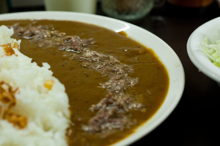 【美食。食記】東京 新大久保 致那些日漸凋零的老味道(5) 牛すじカレー 小さなカレー家 咖哩飯 推薦 髒髒的日本米其林二星
