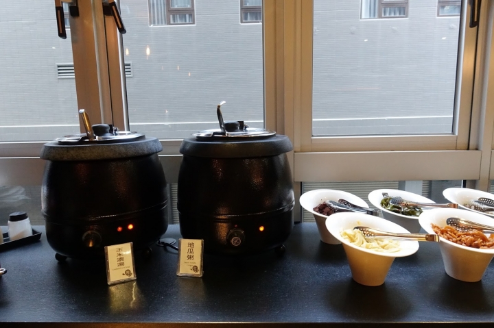 [食記] 高雄 佳適旅舍Jia's Inn。在小酒館的氛圍裡吃早餐