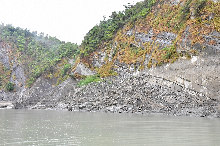曾文水庫真是個美麗好地方，遊艇遊湖餵山豬，飛鷹峽谷馬頭岩。