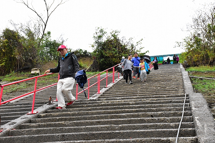 曾文水庫真是個美麗好地方，遊艇遊湖餵山豬，飛鷹峽谷馬頭岩。