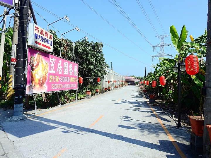 查勘關子嶺24家甕缸雞，我們30幾人選擇了竹香園甕缸雞。
