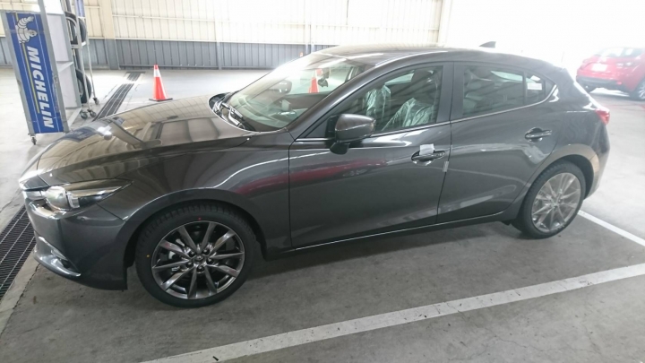正2017年式mazda3旗艦款鋼鐵灰實車分享
