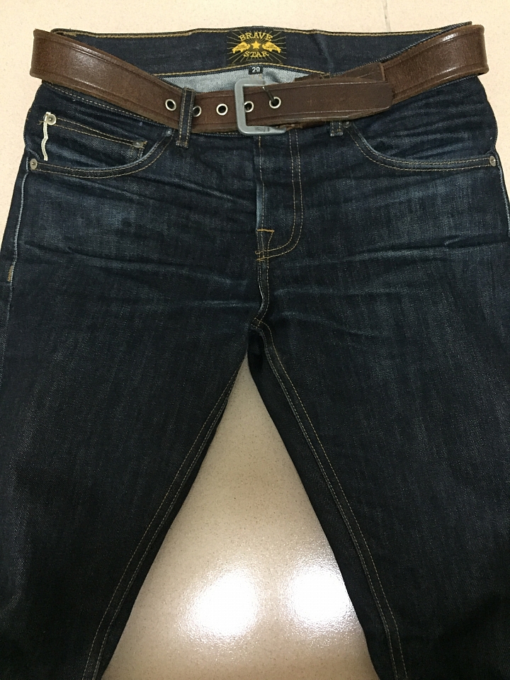 記錄一下不認真養褲一年成果。Brave Star Selvedge The Slim Straight 16.5oz 原色褲。