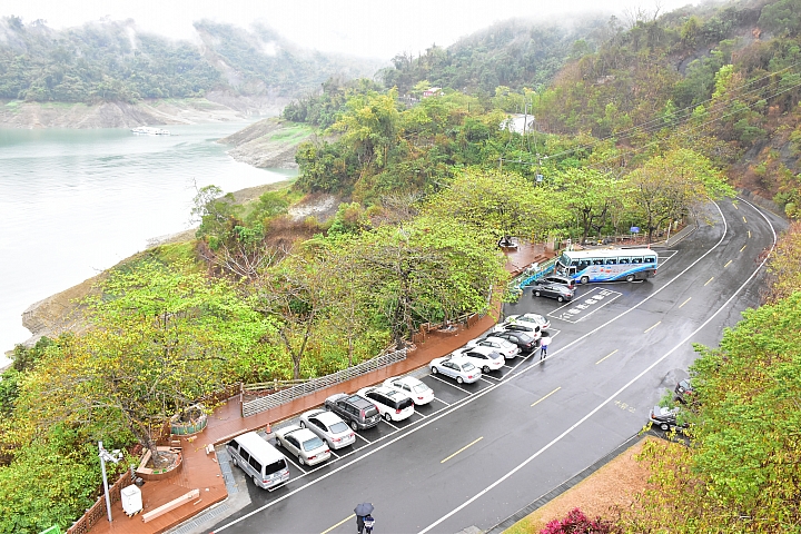 曾文水庫真是個美麗好地方，遊艇遊湖餵山豬，飛鷹峽谷馬頭岩。