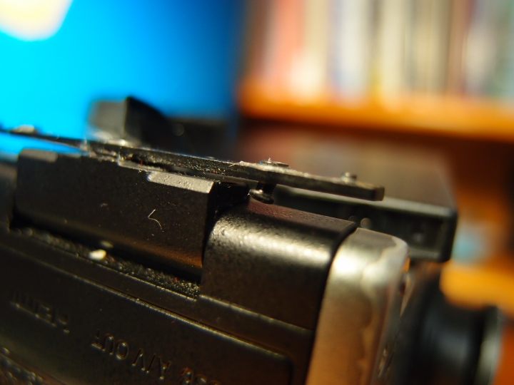 OLYMPUS OM-D E-M5 Mark II 翻轉螢幕螺絲鬆脫