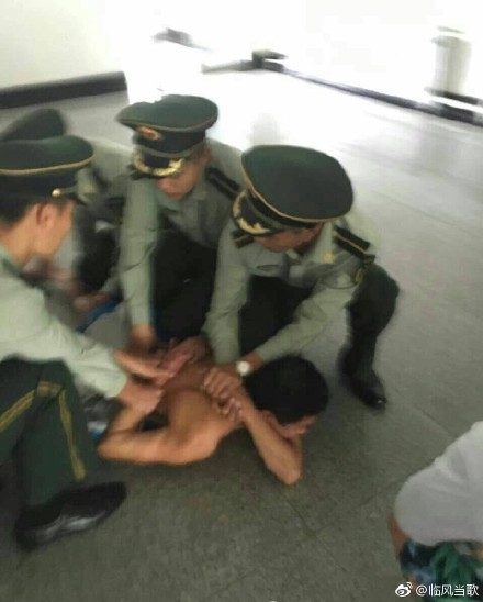 真爺們！說裸奔就裸奔！