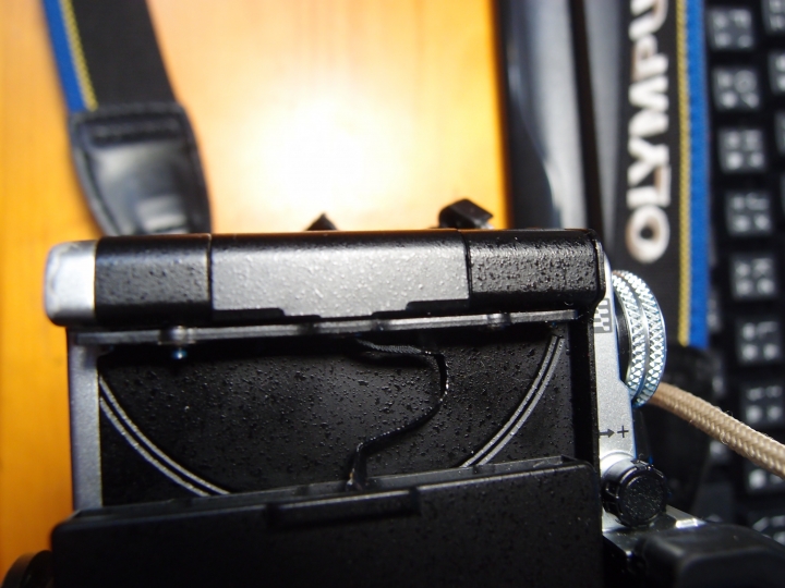 OLYMPUS OM-D E-M5 Mark II 翻轉螢幕螺絲鬆脫