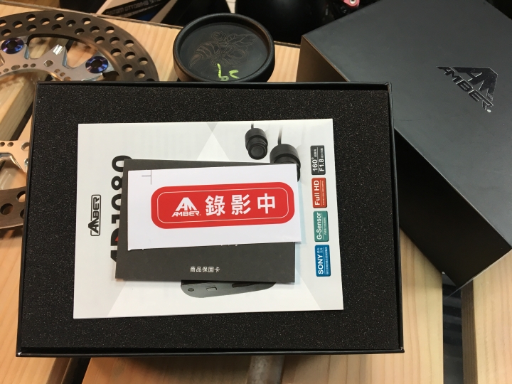 [開箱] 銨鉑机店 AMBER AD1080 前後雙鏡頭行車紀錄器