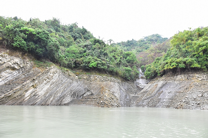 曾文水庫真是個美麗好地方，遊艇遊湖餵山豬，飛鷹峽谷馬頭岩。