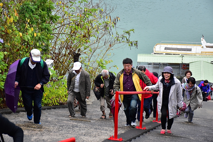 曾文水庫真是個美麗好地方，遊艇遊湖餵山豬，飛鷹峽谷馬頭岩。