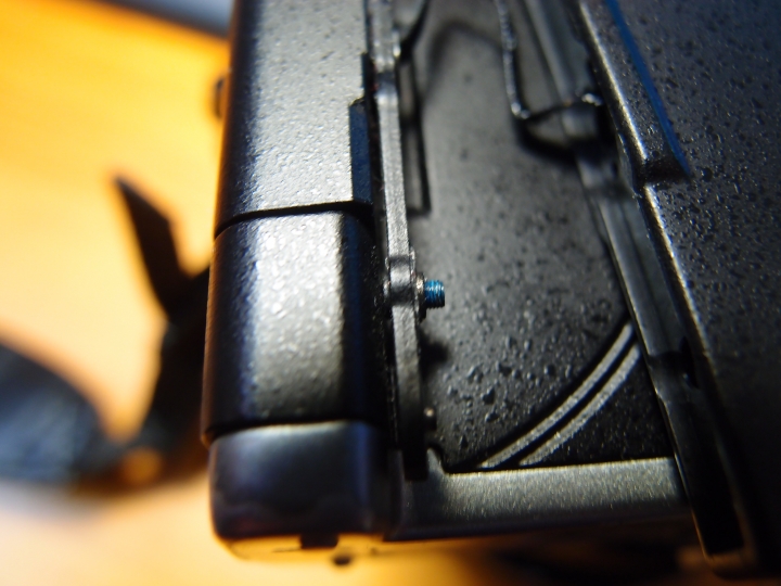 OLYMPUS OM-D E-M5 Mark II 翻轉螢幕螺絲鬆脫