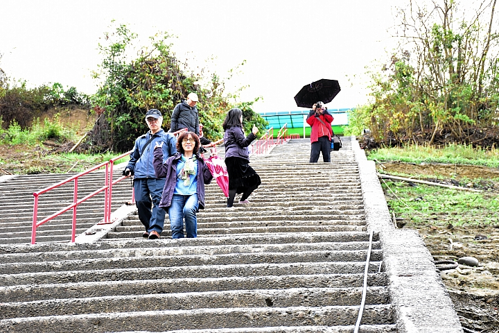 曾文水庫真是個美麗好地方，遊艇遊湖餵山豬，飛鷹峽谷馬頭岩。
